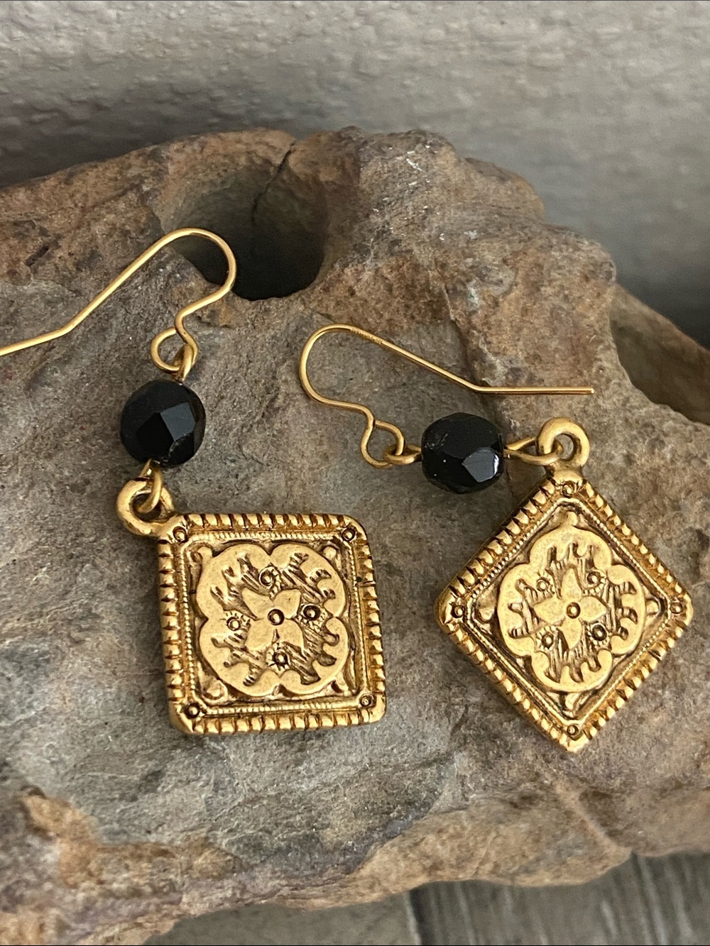 Vintage 90s Gold Tone Square Medallion Faceted Black Glass Drop Earrings